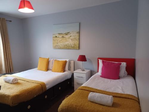 Ferndale Place - Huku Kwetu Luton- Spacious 4 Bedroom Suitable & Affordable Group Accommodation - Business Travellers - image 13