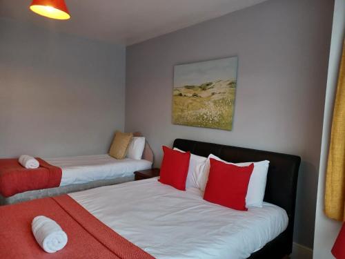 Ferndale Place - Huku Kwetu Luton- Spacious 4 Bedroom Suitable & Affordable Group Accommodation - Business Travellers - image 9