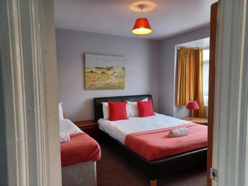 Ferndale Place - Huku Kwetu Luton- Spacious 4 Bedroom Suitable & Affordable Group Accommodation - Business Travellers - image 12