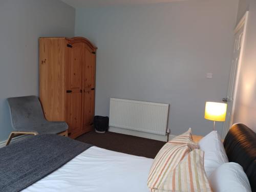 Ferndale Place - Huku Kwetu Luton- Spacious 4 Bedroom Suitable & Affordable Group Accommodation - Business Travellers - image 10