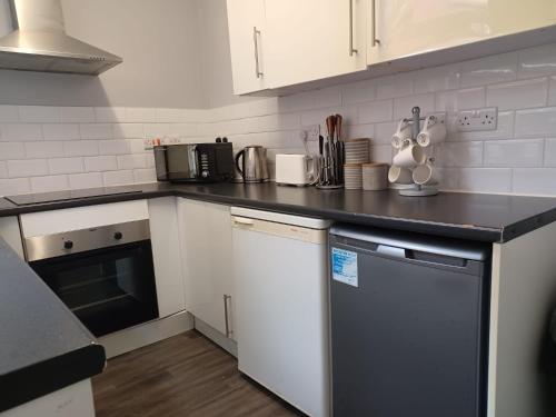 Ferndale Place - Huku Kwetu Luton- Spacious 4 Bedroom Suitable & Affordable Group Accommodation - Business Travellers - image 12