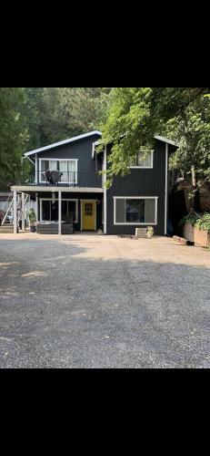 Exterior view, Lil-Bits on the Hill/Yellow Door Room in Grass Valley (CA)