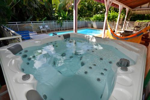 Sur la route des épices - Location villas avec piscine et jacuzzi (Sur la route des epices - Location villas avec piscine et jacuzzi) in Le Francois