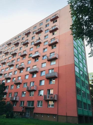 Exterior view, Novy apartman v Ostrave u Misky s akvariem a vyhledem z balkonu na Beskydy in Svinov