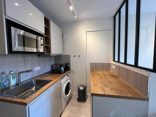 Dream Dwell Paris -Studio with Balcony 800m to Trocadéro and Tour Eiffel