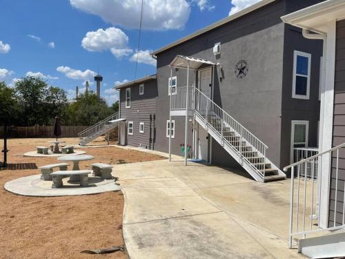 Walk to the Alamodome! Sleeps 6, Pet Friendly in San Antonio, USA