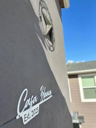 Walk to the Alamodome! Sleeps 6, Pet Friendly in San Antonio, USA