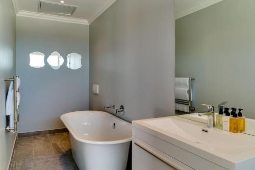 Villa Gardenia 4 Bedrooms Professionally Managed Villa Camps Bay Cape Town - image 3