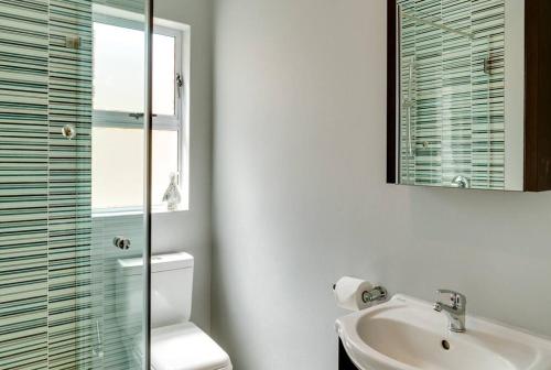 Villa Gardenia 4 Bedrooms Professionally Managed Villa Camps Bay Cape Town - image 9