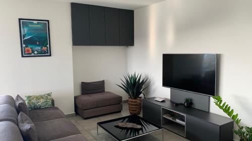 Kaili Ocean view luxury 2BR AC throughout Fiber Wifi & Pool - image 2
