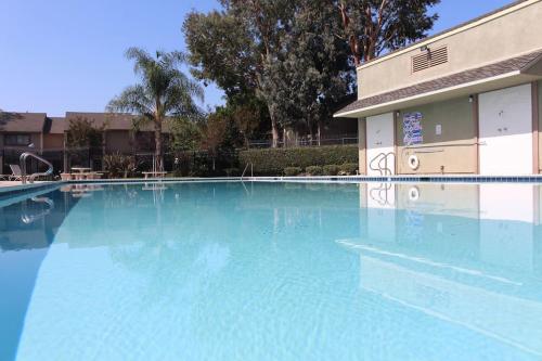 MAGICAL Xcape, POOLS-SPA, WALK 2 DISNEY, CENTRAL AC-HEAT, FULLY EQUIPPED, 2 FREE PARKING SPACES, OWNER MGMT in Anaheim, USA