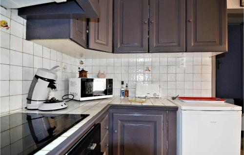 Lovely Home In Arles With Kitchen