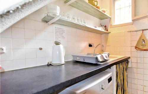 Lovely Home In Arles With Kitchen