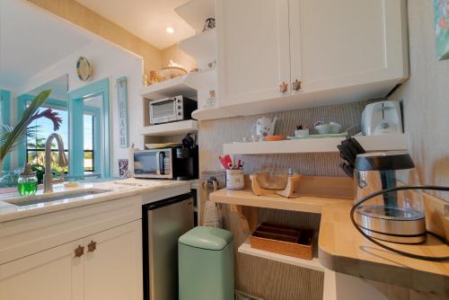 Palm Beach Island Condominiums - 주방