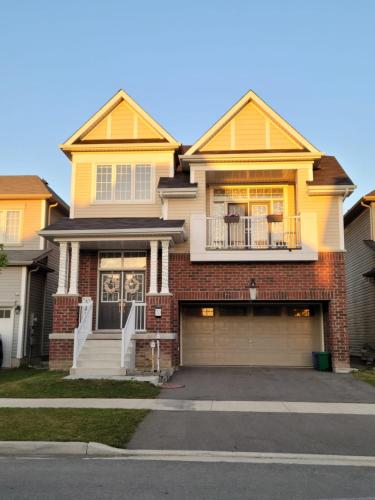 Niagara- Beautiful cozy Sunfilled big complete house minutes drive from Falls