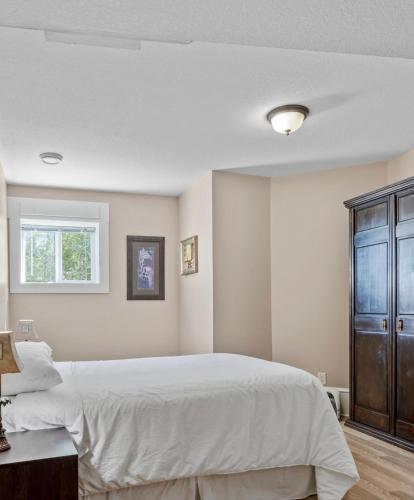 Executive pet friendly lower suite with ocean view in Ladysmith, Canada