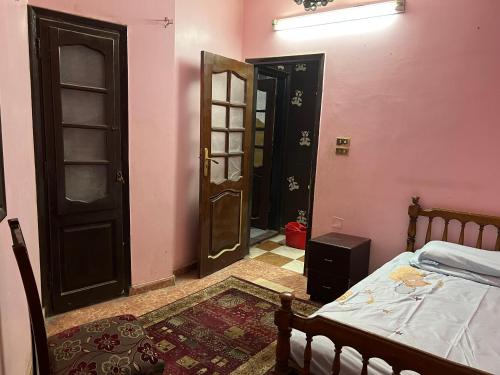 شقه ثلاثه غرف وريسبشن ثلاثه قطع لك بالكامل بها تكييف ف الصاله in Mansoura