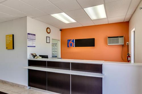 Motel 6 Albert Lea, MN - 로비
