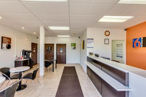 Motel 6 Albert Lea, MN - 로비
