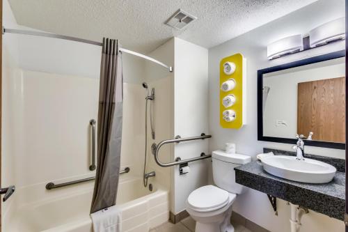 Motel 6 Albert Lea, MN - 화장실
