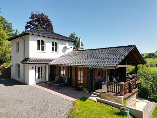 B&B Ulmen - 5 Sterne - Waldchalet am Elzbach - Waldtraum - Bed and Breakfast Ulmen