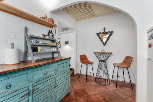 A relaxed bohemian vibe in Old town - image 10