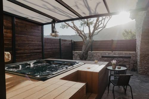 . The Stonehouse Suites with Private Bath Spas
