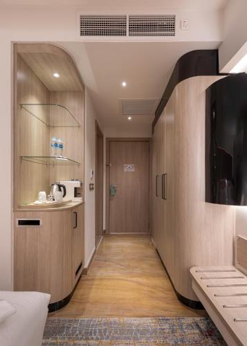 Standard Twin Room with Garden View image 10