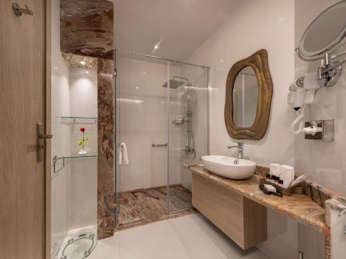 Standard Twin Room with Garden View image 9