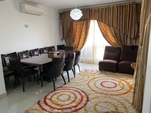 شقة فندقية بإطلالة خيالية مكيفة بالكامل للايجار في مدينتي-Madīnat