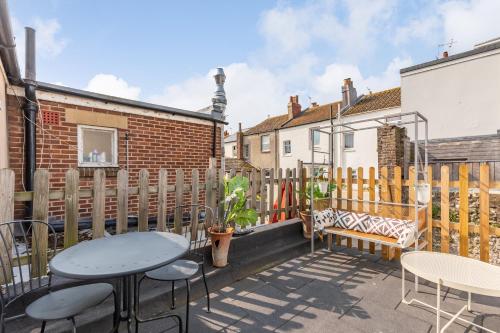 Trendy Central 1 Bed Flat with Roof Terrace