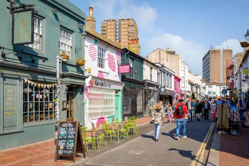 Trendy Central 1 Bed Flat with Roof Terrace