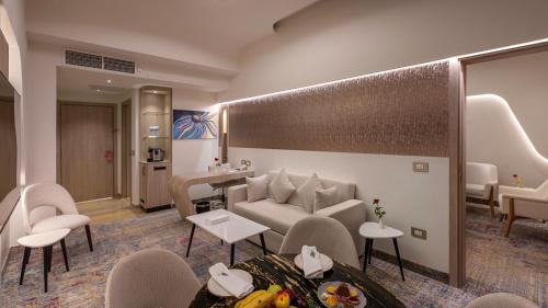 Suite with Garden View image 8