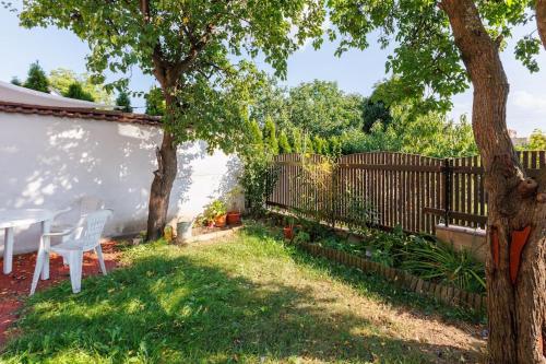 Entire house with garden near Prague