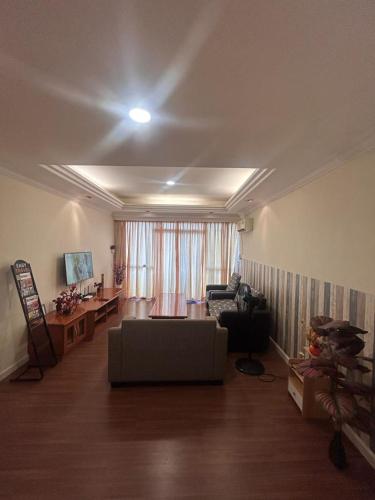Riverbank suites unit 405 - Tap to explore photos