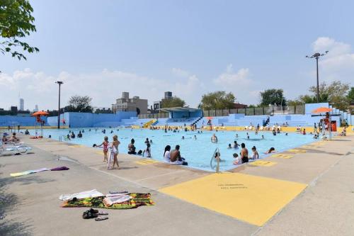 Tuk Ahoy - Sunset Suite 3B with Shared Spaces in Brooklyn, USA