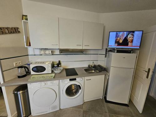 Kitchen, Studio tout equipe et chaleureux en rez de chaussee, parfait pour explorer Montpellier near Complexe sportif Yves-du-Manoir