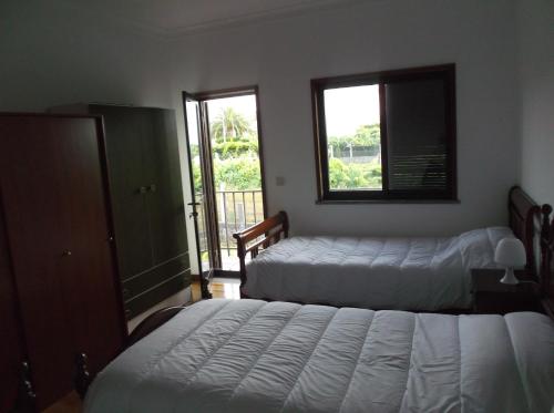3 twin beds