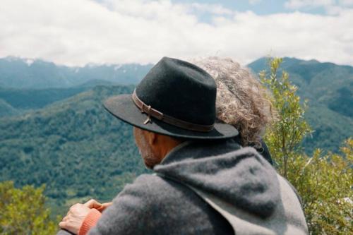 Espíritus del Cañi. Tiny home y destilería