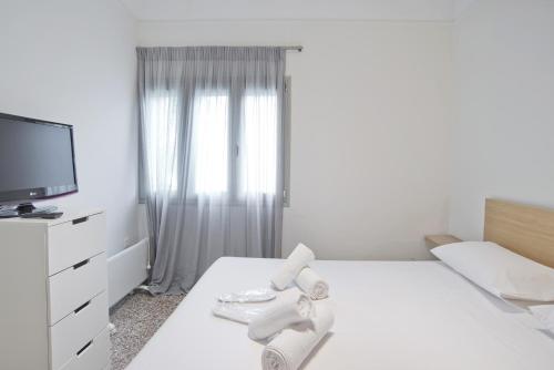 Athina 2BR Apt Fully Equipped Kitchen AC WiFi - image 5