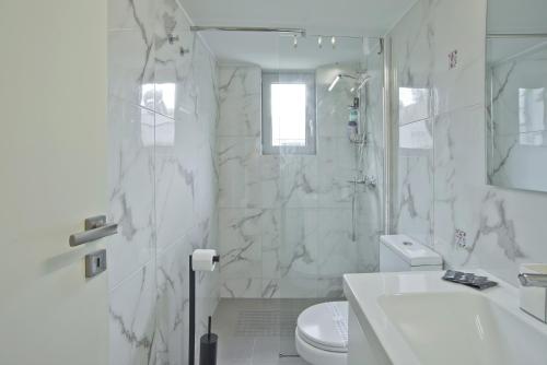 Athina 2BR Apt Fully Equipped Kitchen AC WiFi - main image