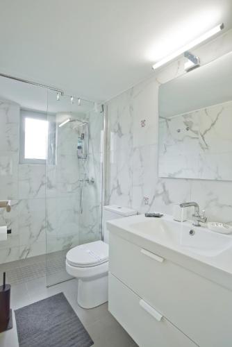 Athina 2BR Apt Fully Equipped Kitchen AC WiFi - image 10