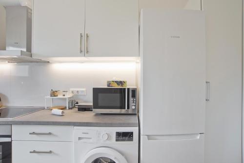 Athina 2BR Apt Fully Equipped Kitchen AC WiFi - image 8