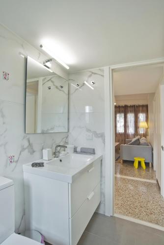Athina 2BR Apt Fully Equipped Kitchen AC WiFi - image 2