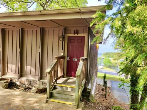 Lake view queen guest room with two queens, sleeper sofa and patio overlooking Lake Ouachita, Hotel Room