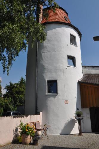 YFB l 500 Jahre alter Stadtmauerturm