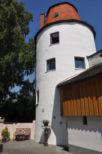 YFB l 500 Jahre alter Stadtmauerturm