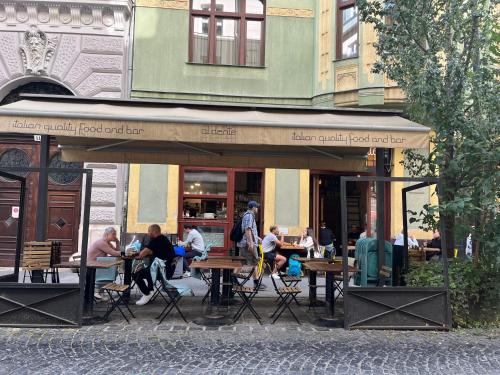 Quiet and Stylish Rooms in the Palace District 4