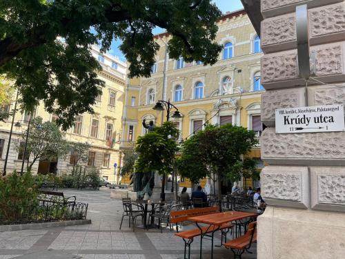 Quiet and Stylish Rooms in the Palace District 2