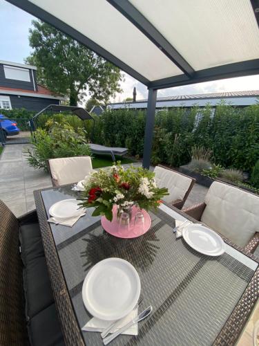 LUXUS Cube Ferienhaus Chalet am See mit Schwimmbad in Lathum NL in Lathum